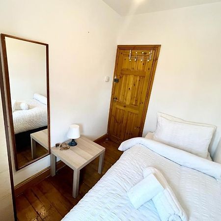 Room With Single Bed London Kültér fotó