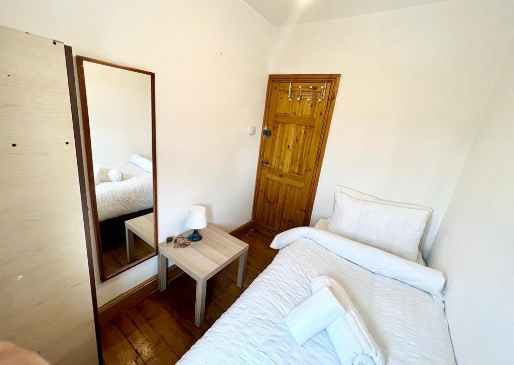 Room With Single Bed London Kültér fotó