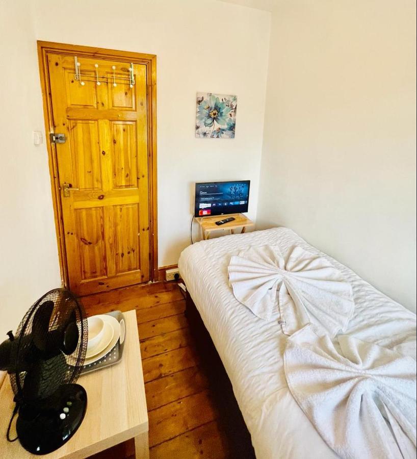 Room With Single Bed London Kültér fotó