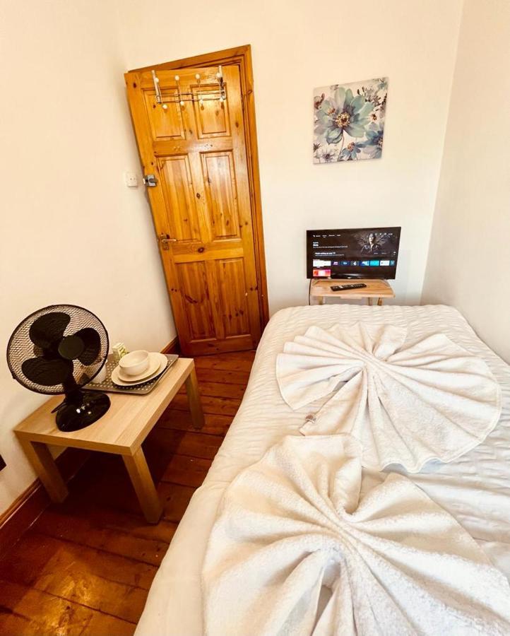 Room With Single Bed London Kültér fotó